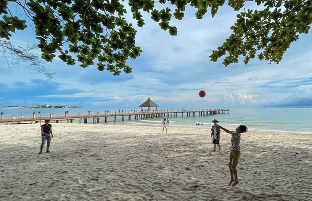 Interesting entertainment activities that await visitors to explore at Independence Beach