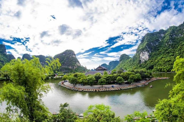 A panoramic view of Trang An Complex.