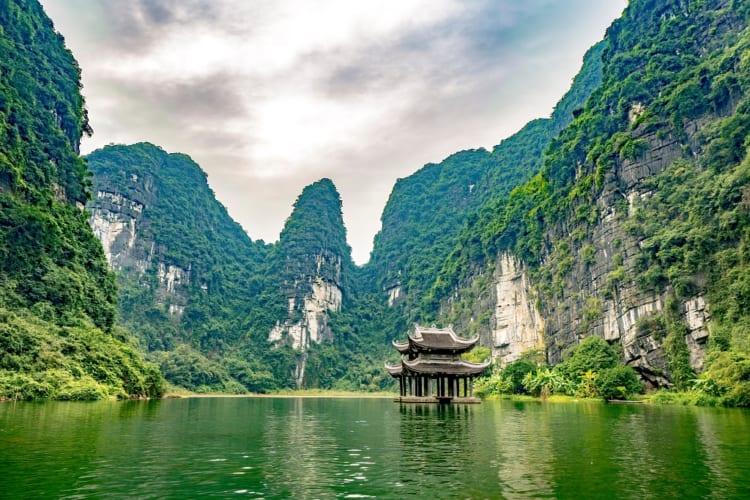 The magnificent limestones and peaceful environment ensure a wonderful experience for travelers coming to Trang An.