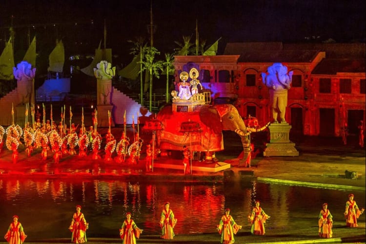 The performance recreates the solemn scene at the wedding ceremony of Princess Huyen Tran and the King of Champa