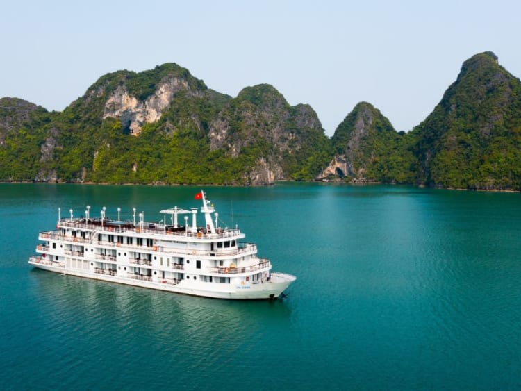 Cruising on Ha Long Bay