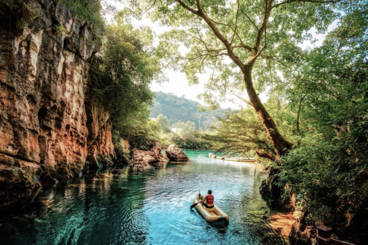 tourist kayaking at phong nha