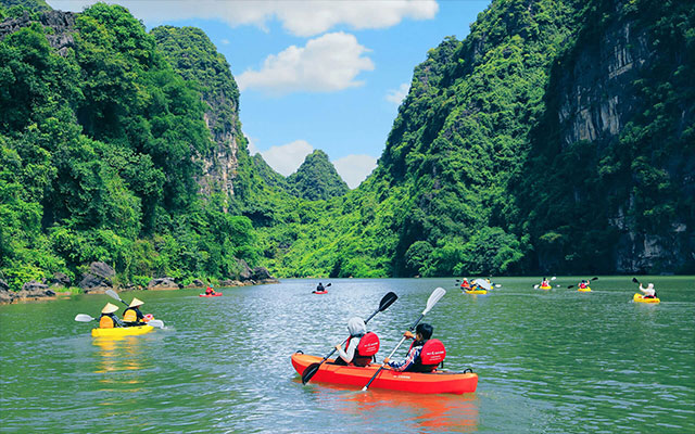 Kayak in Trang An 