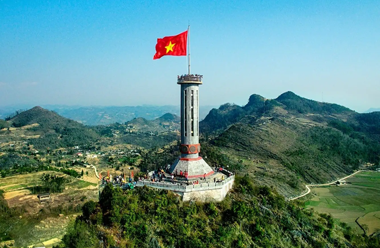 Immerse yourself in the full glory of nature at Lung Cu Flagpole.