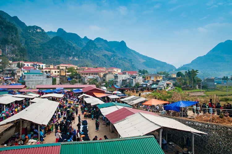 Local residents make their homes in either traditional wooden stilt houses or sturdy earth-walled dwellings.