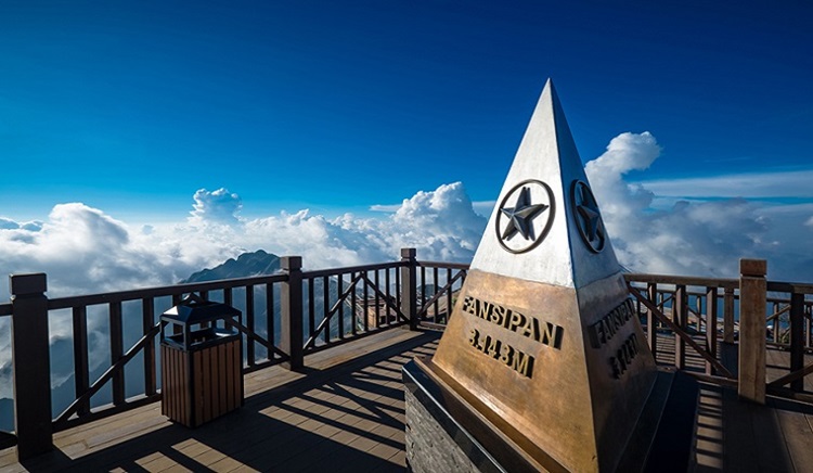 Conquering Fansipan Mountain to reach the peak is a dream for many tourists.