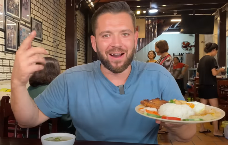 Foreigners can't resist the allure of Vietnamese cuisine!