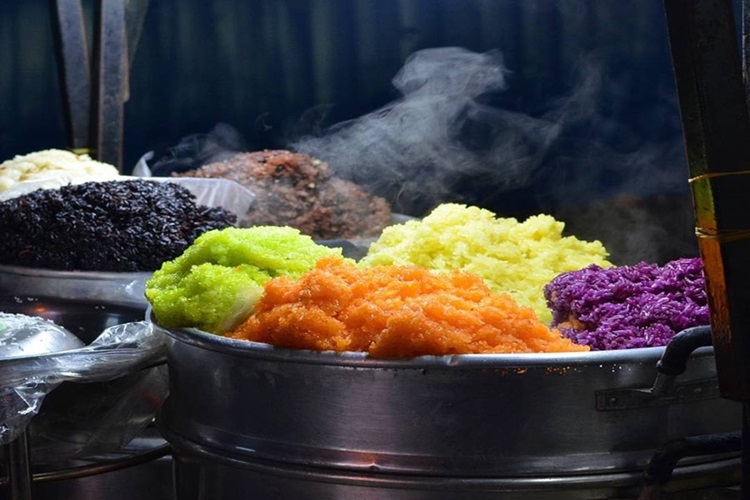 Or you can try hot sticky rice in the cold weather in Sapa.