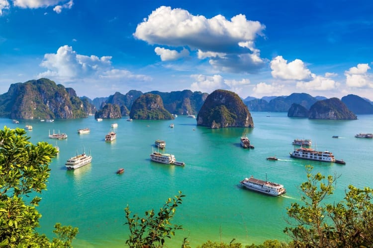 The stunning scenery of Ha Long Bay