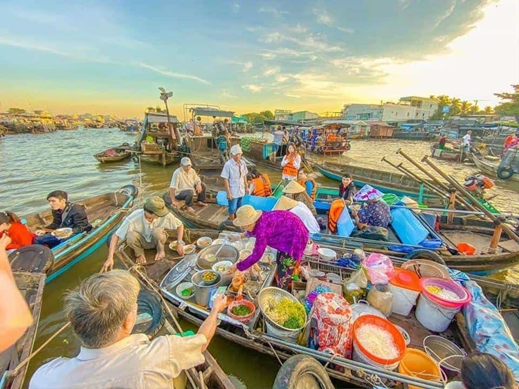 Cai Rang Floating Market, Can Tho Province in the early morning