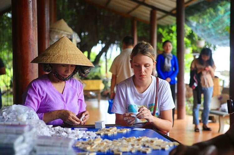 Foreign participate in coconut making classes