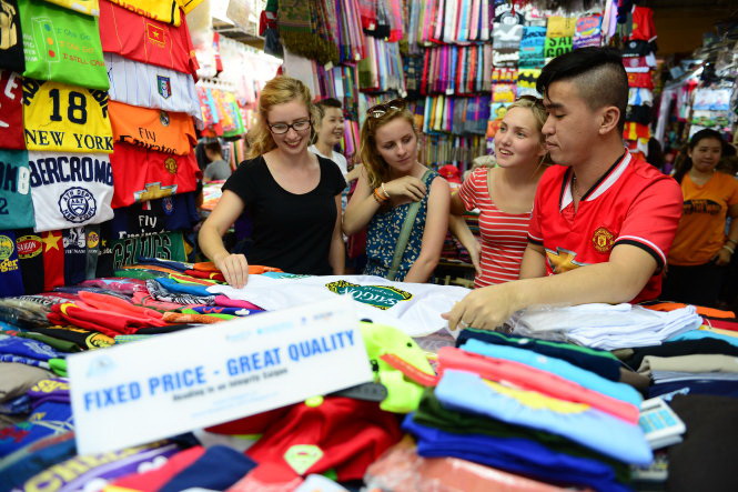 Foreign visitors enjoy the hospitality of friendly sellers at Ben Thanh Market.