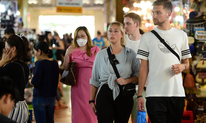 Tourists are shopping at the market.