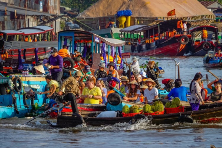 tourists at cai rang floating market can tho