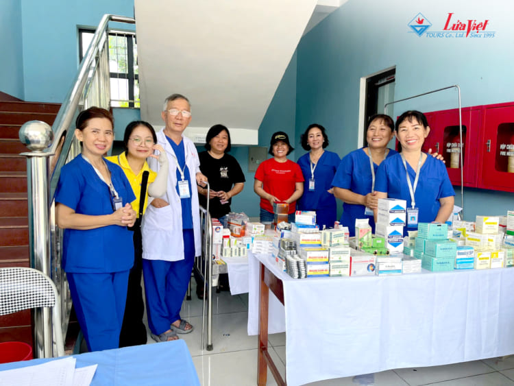 the medical team preparing medicine